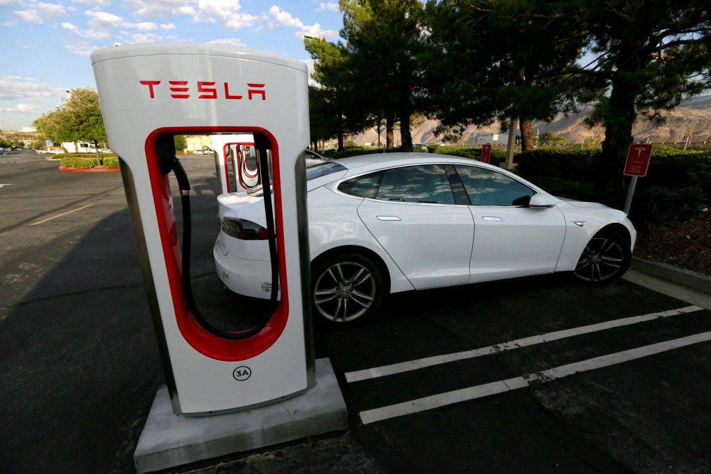 Tesla: Πώς οι ΗΠΑ την υποχρέωσαν να ανοίξει τους φορτιστές της στους ανταγωνιστές