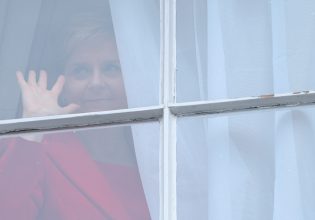 Σκωτία: Η μάχη της Στέρτζον για τα δικαιώματα των τρανς και ο σκληρός πόλεμος των αντιπάλων της