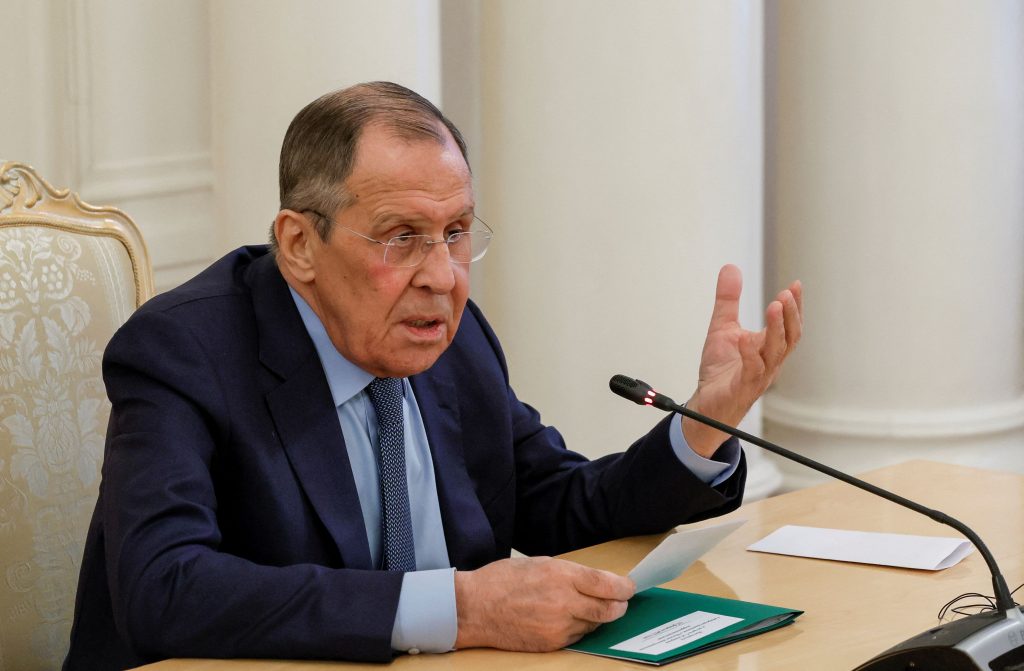 Σεργκέι Λαβρόφ: Θεατρική παράσταση η επίσκεψη Μπάιντεν στην Ουκρανία