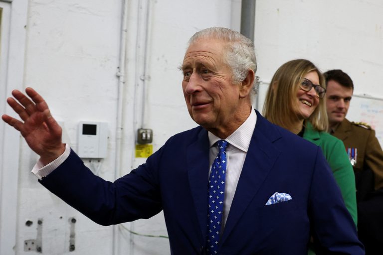 Βασιλιάς Κάρολος: Διαδηλωτές τον αποδοκίμασαν στο Μίλτον Κέινς