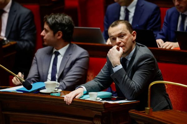 Γαλλία: Ο υπουργός Εργασίας έλυνε σταυρόλεξο στη Βουλή