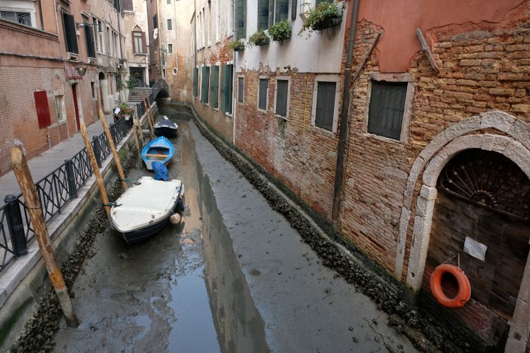 Βενετία: «Στέρεψαν» τα κανάλια – Πού οφείλεται το φαινόμενο
