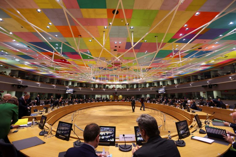 Ουκρανία: Η πρόταση της ΕΕ για προχρηματοδότηση αγοράς όπλων για το Κίεβο