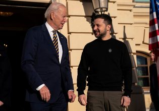 Πέραν των συμβολισμών: η επίσκεψη Μπάιντεν στο Κίεβο λίγο πριν μπούμε στον δεύτερο χρόνο του πολέμου