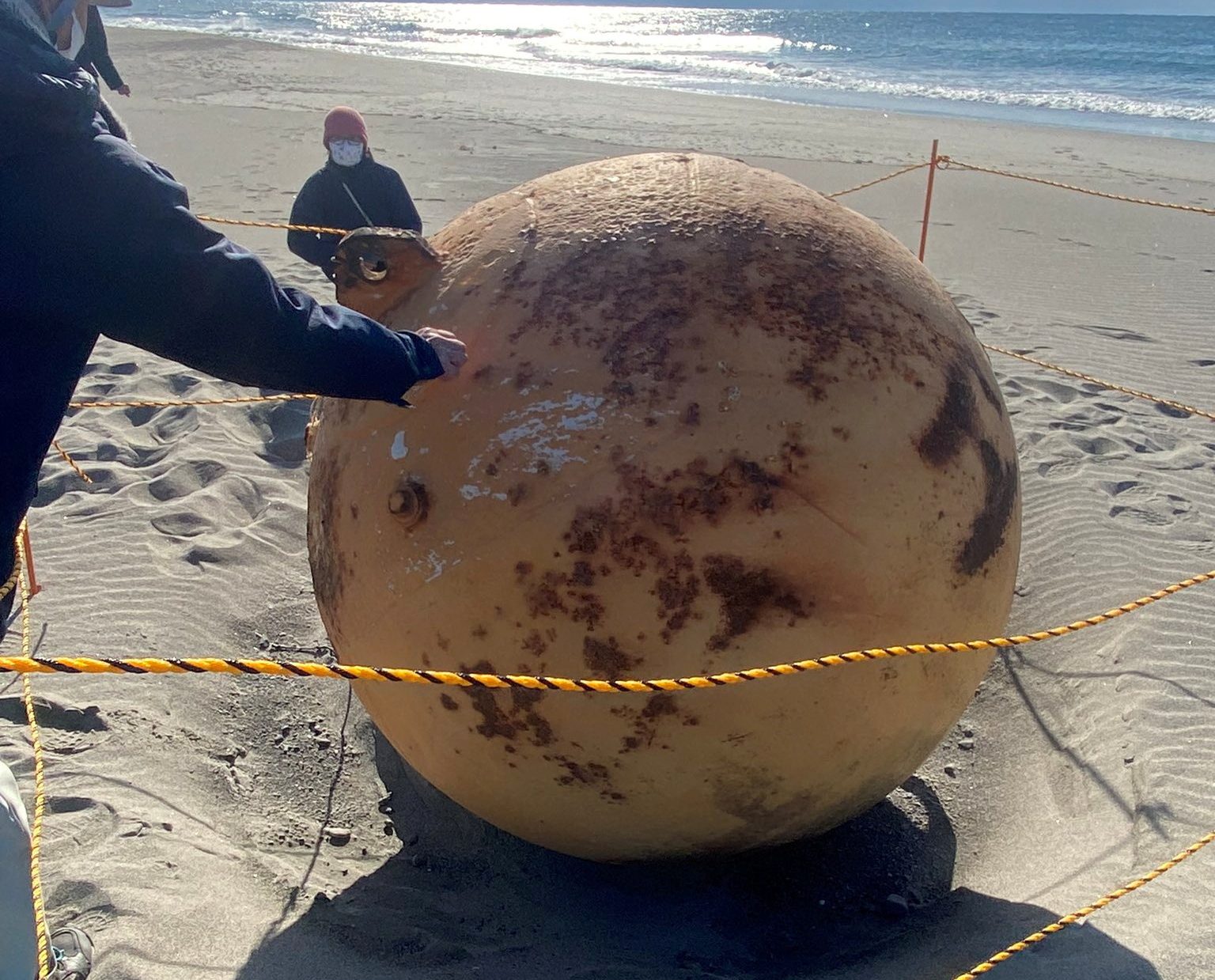 Ιαπωνία: Τίποτα άλλο πέραν μιας απλής σημαδούρας η μπάλα που ξεβράστηκε σε παραλία