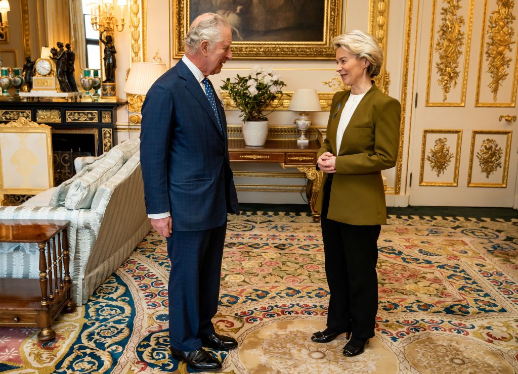 Βασιλιάς Κάρολος: Έξαλλοι οι Βρετανοί για την συνάντηση με τη Φον ντερ Λάιεν