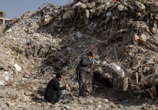 Σεισμός Τουρκία: Οι αρχές απομακρύνουν τα συντρίμμια