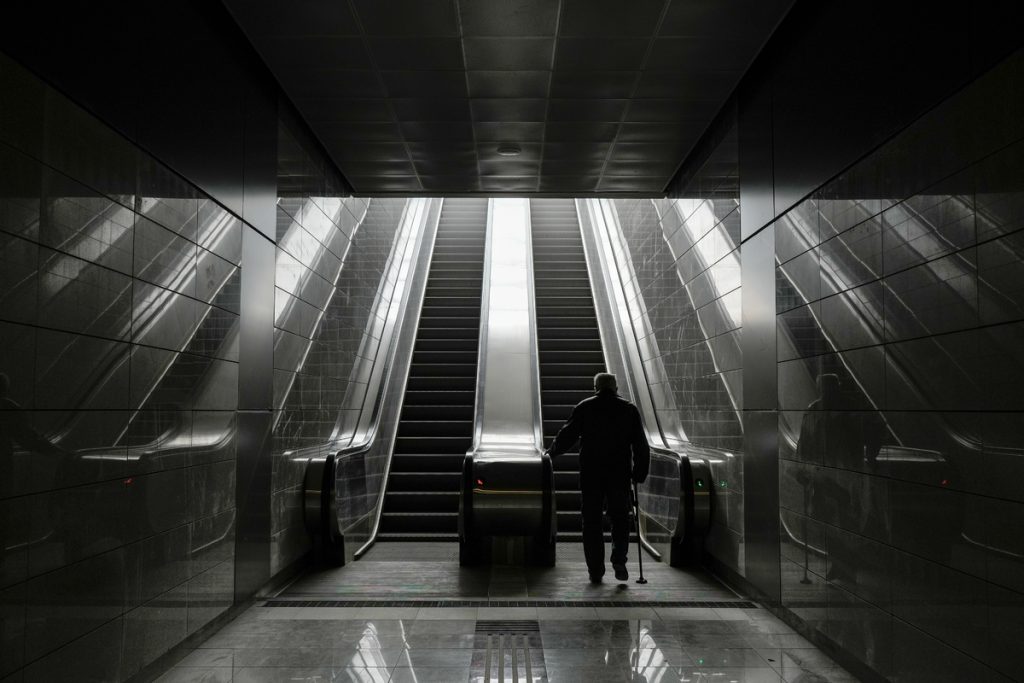 Μετρό: Αποκαταστάθηκε η κυκλοφορία – Χωρίς τις αισθήσεις του ο ηλικιωμένος που έπεσε