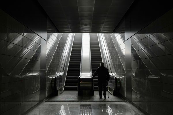 Μετρό: Αποκαταστάθηκε η κυκλοφορία – Χωρίς τις αισθήσεις του ο ηλικιωμένος που έπεσε