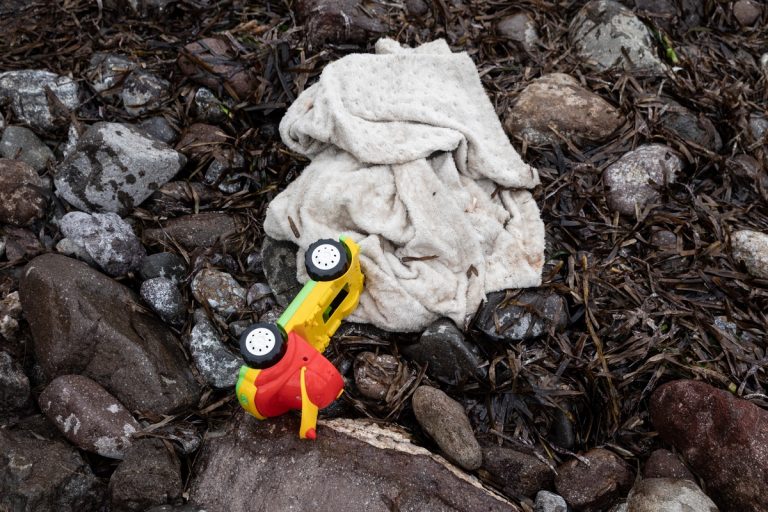 Ναυάγιο στη Λέρο: Χωρίς τις αισθήσεις του ένα παιδί – Νεκρή μια γυναίκα