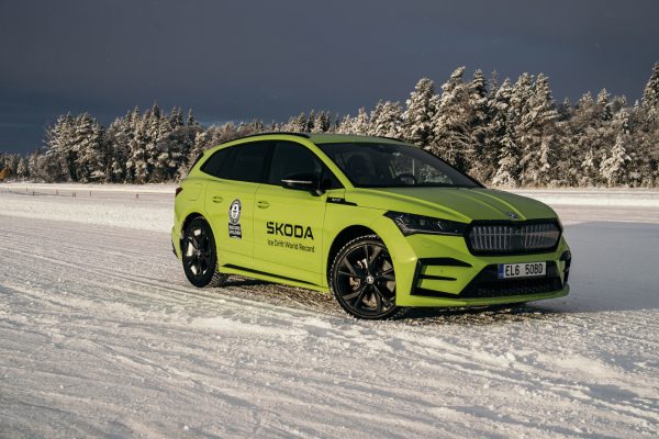 Το Skoda Enyaq RS iV καταγράφει νταμπλ σε ρεκόρ Guinness για drift σε πάγο