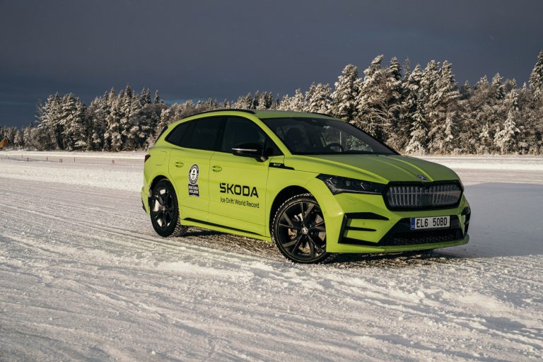 Το Skoda Enyaq RS iV καταγράφει νταμπλ σε ρεκόρ Guinness για drift σε πάγο