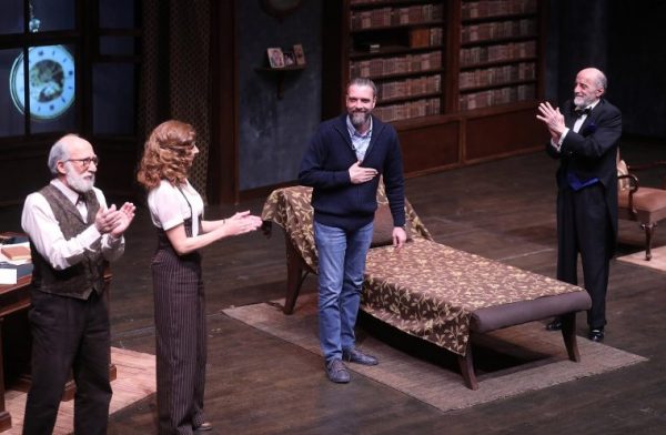 «Ο Επισκέπτης»: Ο Σωτήρης Τσαφούλιας σκηνοθετεί μια τολμηρή αλληγορία για την πίστη