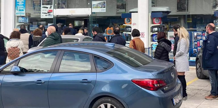 Κακοκαιρία Μπάρμπαρα: Ξέμειναν από αντιολισθητικές αλυσίδες και χιονοκουβέρτες τα καταστήματα