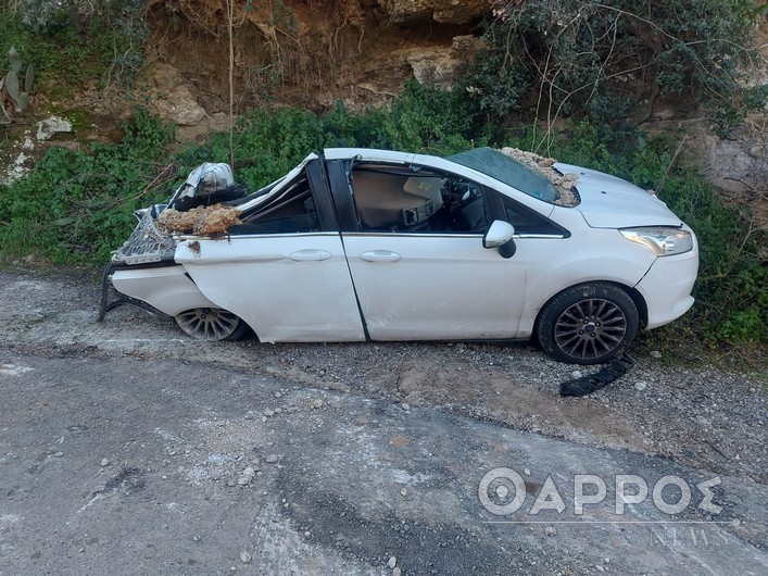 Καλαμάτα: Αυτοκίνητο ισοπεδώθηκε από βράχο – Η μητέρα ετοιμαζόταν να φύγει με το παιδί της [βίντεο και εικόνες]