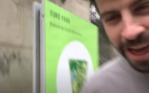 Ζεράρ Πικέ: Η σύντροφός του κουτουλάει σε πινακίδα ενώ την καταγράφει κάμερα