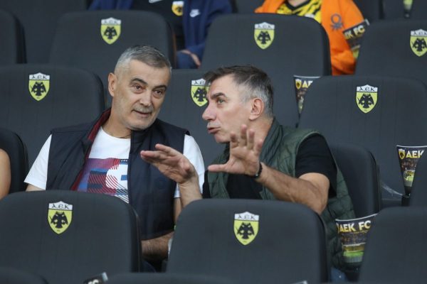 Ο Ηλίας Ατματσίδης τραγουδά χυδαίο σύνθημα για τον Ολυμπιακό στη γιορτή της ΑΕΚ