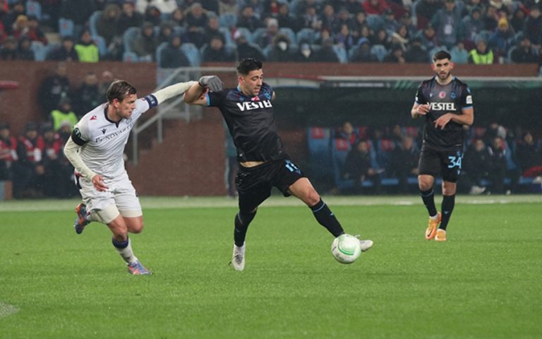 Γλίστρησε και αστόχησε σε πέναλτι o Μπακασέτας (vid)