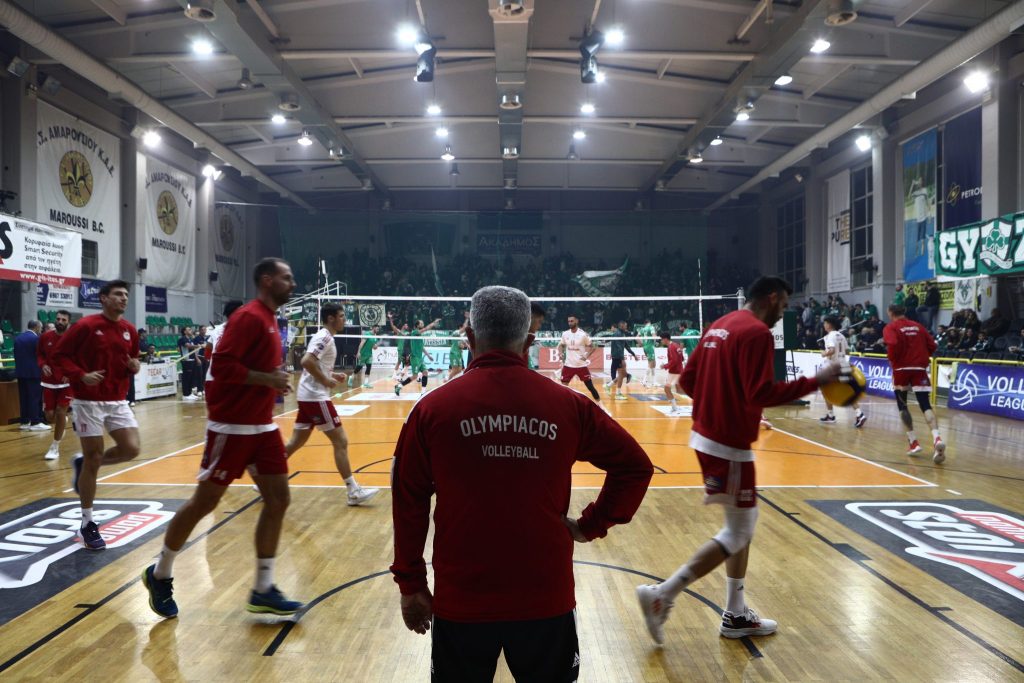 Επεισόδια στο κλειστό του Αγίου Θωμά – Επεσαν δακρυγόνα (vid)