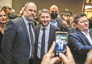 Οι μεταγραφές μεγαλώνουν το ρήγμα ΠΑΣΟΚ – ΝΔ