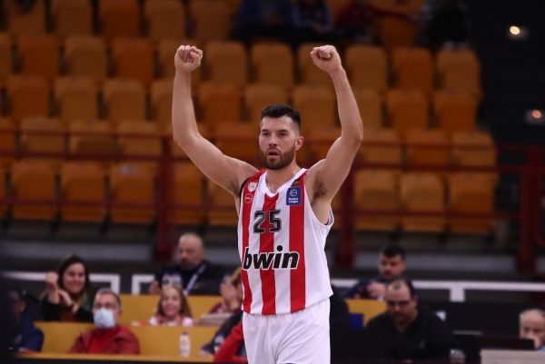 Ολυμπιακός: Έτοιμος ο Πίτερς, ατομικό ο Σλούκας