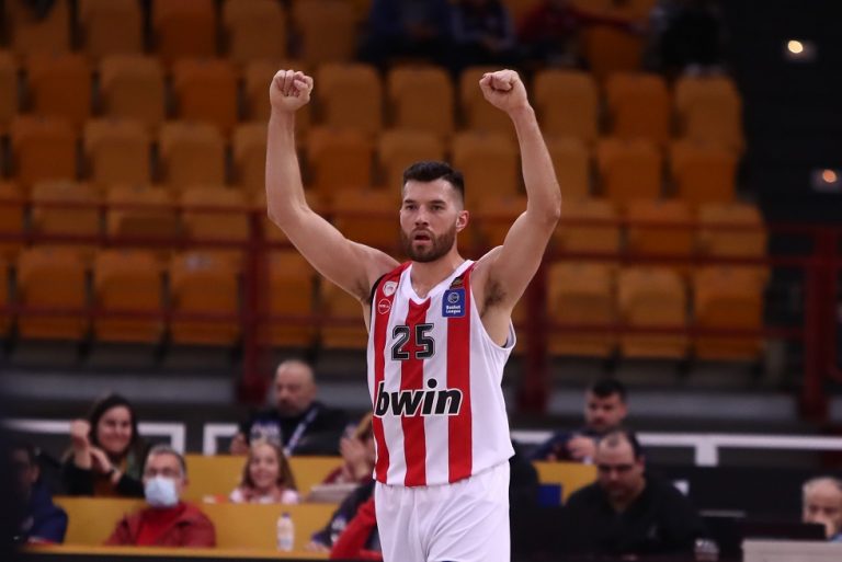 Ολυμπιακός: Έτοιμος ο Πίτερς, ατομικό ο Σλούκας