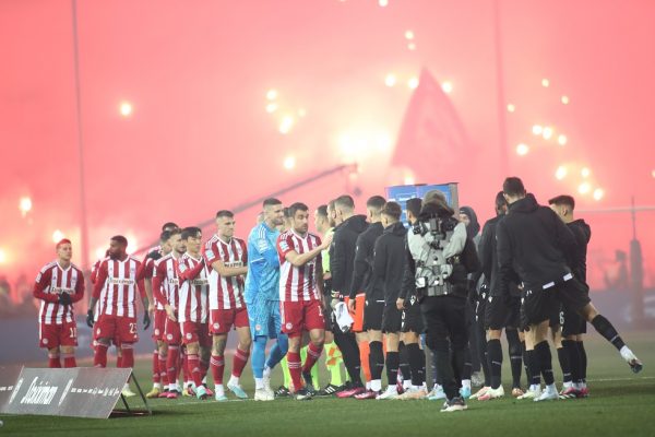 Έκτακτο: Ο διαιτητής κάλεσε τις δύο ομάδες στα αποδυτήρια