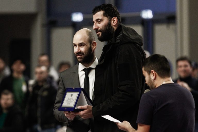 Ο Μπουρούσης βράβευσε τον Σπανούλη (vid)