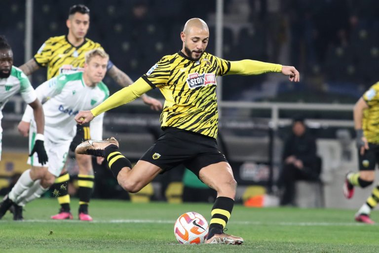 Με πέναλτι και αποβολή «καθάρισε» η ΑΕΚ (vids)