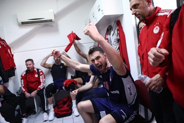 Υποδοχή στο Ρέντη για τους θριαμβευτές του Ολυμπιακού