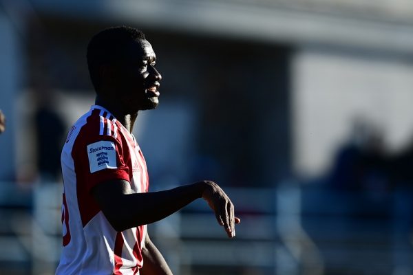 Τρομερό φαλτσαριστό σουτ του Σαμασέκου και 0-1 ο Ολυμπιακός (vid)