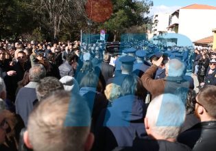 Κηδεία υποσμηναγού Τουρούτσικα: Η στιγμή που η μητέρα του λιποθυμά