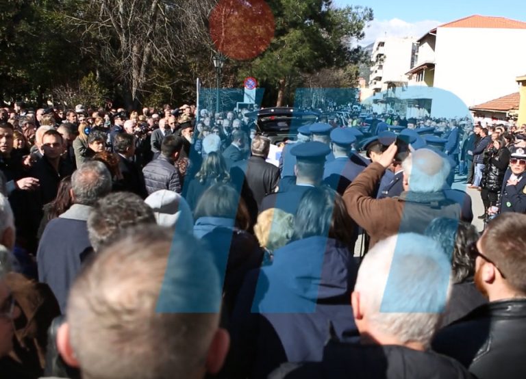 Κηδεία υποσμηναγού Τουρούτσικα: Η στιγμή που η μητέρα του λιποθυμά