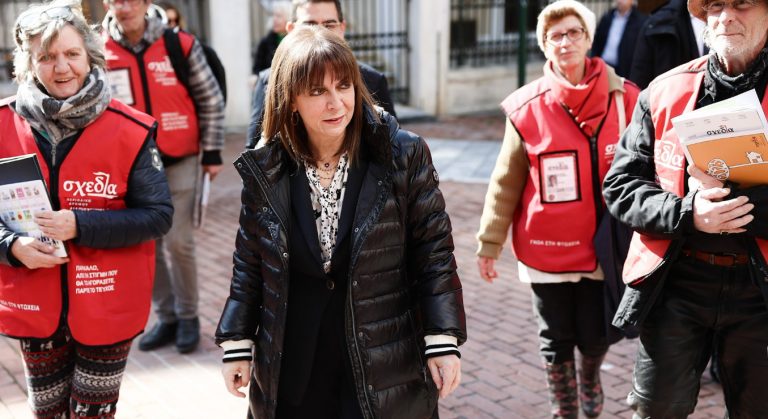 Κατερίνα Σακελλαροπούλου: Με πωλητές του περιοδικού δρόμου «σχεδία» για τα 10 χρόνια κυκλοφορίας του