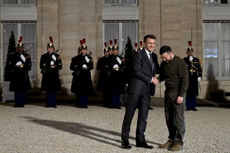 Γαλλία: Στο Παρίσι έφθασε ο Βολοντίμιρ Ζελένσκι – Δήλωση στήριξης στην Ουκρανία από Μακρόν και Σολτς