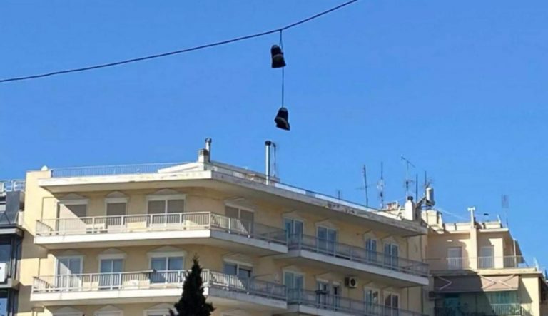 Θεσσαλονίκη: Το μυστήριο με τα κρεμασμένα αθλητικά παπούτσια σε καλώδια της ΔΕΗ