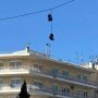Θεσσαλονίκη: Το μυστήριο με τα κρεμασμένα αθλητικά παπούτσια σε καλώδια της ΔΕΗ
