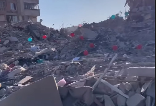 Σεισμός στην Τουρκία: Χρωματιστά μπαλόνια για τα νεκρά παιδιά στα ερείπια του Χατάι
