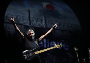 «Κοράκια κάτω τα χέρια από τη ΒΙΟΜΕ», λέει σε άπταιστα ελληνικά ο Ρότζερ Γουότερς των Pink Floyd