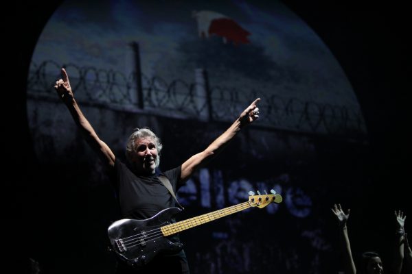 «Κοράκια κάτω τα χέρια από τη ΒΙΟΜΕ», λέει σε άπταιστα ελληνικά ο Ρότζερ Γουότερς των Pink Floyd