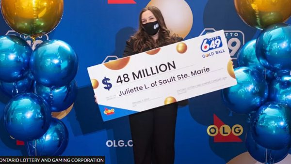 Καναδάς: Μια 18χρονη έπαιξε λοταρία για πρώτη φορά και κέρδισε 48 εκατομμύρια δολάρια
