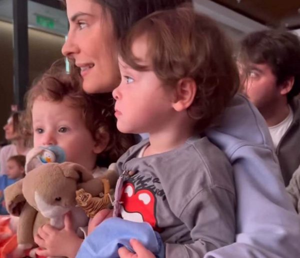 Χριστίνα Μπόμπα: Σε παιδική θεατρική παράσταση με τις κόρες της