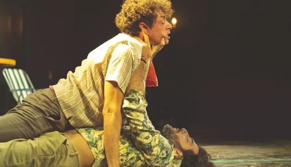 «Η μοναξιά της Δύσης»: Ο πολυτάλαντος Νικος Κουρής σκηνοθετεί μια σκληρή αλλά τρυφερή παράσταση