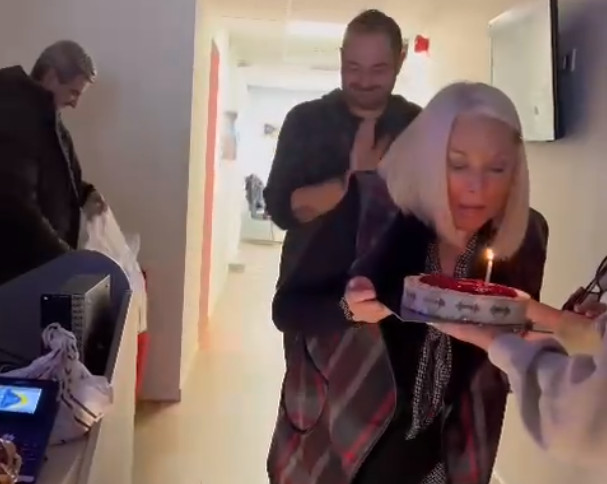 Ρούλα Κορομηλά: Η έκπληξη που της ετοίμασαν οι συνεργάτες της για τα γενέθλιά της