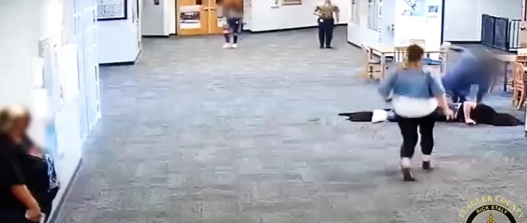 ΗΠΑ: Μαθητής χτύπησε μέχρι αναισθησίας καθηγήτρια επειδή… του πήρε το ηλεκτρονικό του παιχνίδι – [Σκληρές εικόνες]