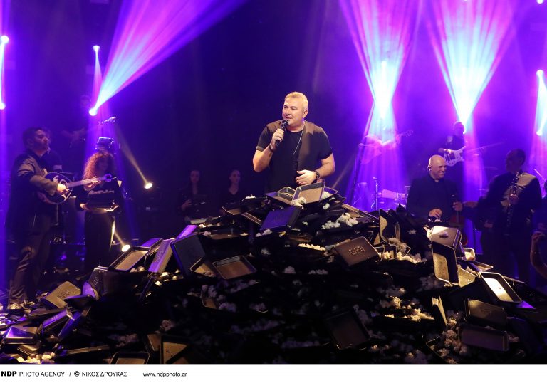 Αντώνης Ρέμος: Επικό τρολάρισμα για το ζεϊμπέκικο του Βασίλη Μπισμπίκη