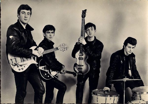 Τζορτζ Χάρισον: Το θρυλικό «σκαθάρι» που άλλαξε τη μουσική – Η ζωή του «ήσυχου Beatle»