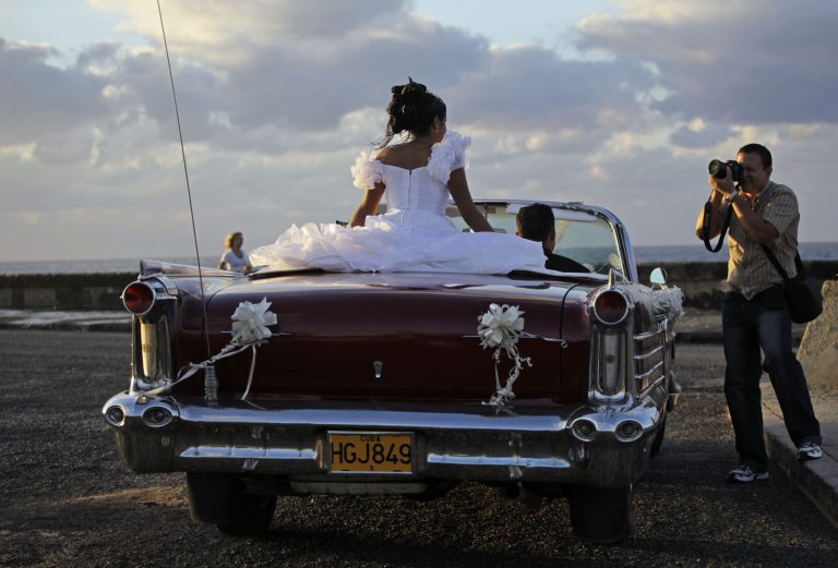 Μάρτυρας στο πιο σοκαριστικό θέαμα η νύφη – Τσάκωσε τον γαμπρό να θηλάζει τη μητέρα του