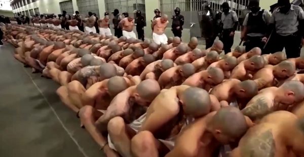 Ελ Σαλβαδόρ: Άνοιξε τις πύλες της η σκληρή φυλακή για τις συμμορίες
