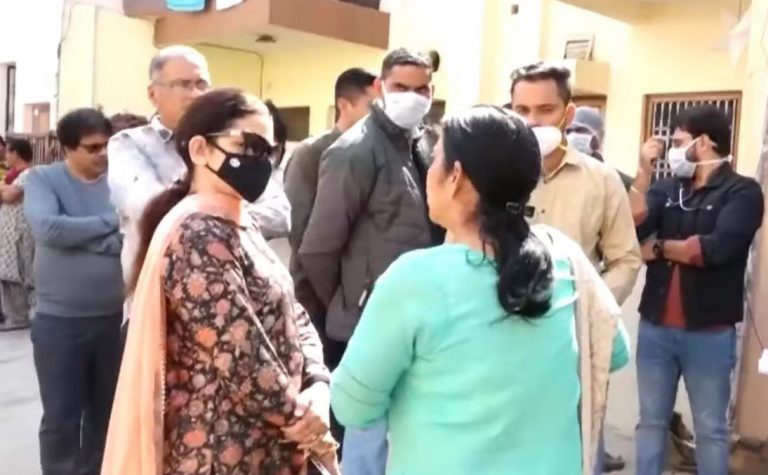 Ινδία: Μητέρα μαζί με τον 10χρονο γιο της κλειδώθηκαν 3 χρόνια στο σπίτι για να μην κολλήσουν κοροναϊό